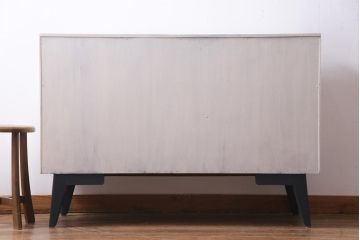 ペイント家具　北欧ビンテージ　G-PLAN(ジープラン)　Brandon(ブランドン)　柔らかな雰囲気漂うレトロモダンなサイドボード(収納棚、戸棚)