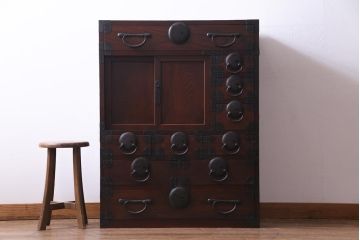 アンティーク家具　古民具　前面ケヤキ材　漆塗り　立体感のある丸金具が個性的な松本帳場箪笥(引き出し、戸棚)