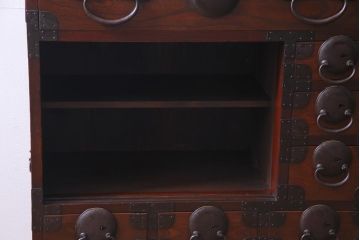 アンティーク家具　古民具　前面ケヤキ材　漆塗り　立体感のある丸金具が個性的な松本帳場箪笥(引き出し、戸棚)
