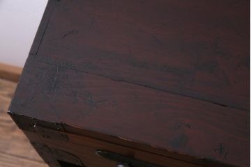 アンティーク家具　古民具　前面ケヤキ材　漆塗り　立体感のある丸金具が個性的な松本帳場箪笥(引き出し、戸棚)