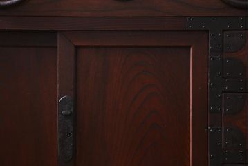 アンティーク家具　古民具　前面ケヤキ材　漆塗り　立体感のある丸金具が個性的な松本帳場箪笥(引き出し、戸棚)