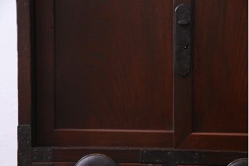 アンティーク家具　古民具　前面ケヤキ材　漆塗り　立体感のある丸金具が個性的な松本帳場箪笥(引き出し、戸棚)