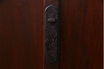 アンティーク家具　古民具　前面ケヤキ材　漆塗り　立体感のある丸金具が個性的な松本帳場箪笥(引き出し、戸棚)