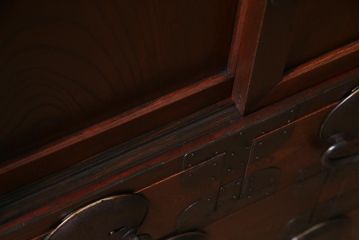 アンティーク家具　古民具　前面ケヤキ材　漆塗り　立体感のある丸金具が個性的な松本帳場箪笥(引き出し、戸棚)