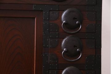 アンティーク家具　古民具　前面ケヤキ材　漆塗り　立体感のある丸金具が個性的な松本帳場箪笥(引き出し、戸棚)