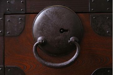 アンティーク家具　古民具　前面ケヤキ材　漆塗り　立体感のある丸金具が個性的な松本帳場箪笥(引き出し、戸棚)