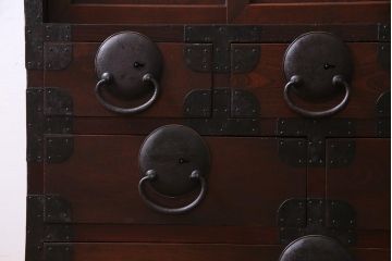 アンティーク家具　古民具　前面ケヤキ材　漆塗り　立体感のある丸金具が個性的な松本帳場箪笥(引き出し、戸棚)