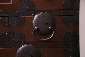 アンティーク家具　古民具　前面ケヤキ材　漆塗り　立体感のある丸金具が個性的な松本帳場箪笥(引き出し、戸棚)