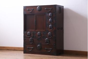 アンティーク家具　古民具　前面ケヤキ材　漆塗り　立体感のある丸金具が個性的な松本帳場箪笥(引き出し、戸棚)