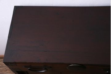 アンティーク家具　古民具　前面ケヤキ材　漆塗り　立体感のある丸金具が個性的な松本帳場箪笥(引き出し、戸棚)