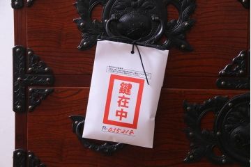 中古　岩谷堂箪笥　400四尺整理白鳥　巾着金具　重厚感と品格を兼ね備えた衣装箪笥(整理ダンス)(定価約48万円)