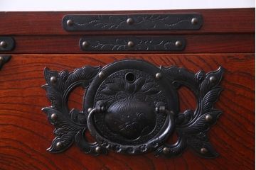 中古　岩谷堂箪笥　400四尺整理白鳥　巾着金具　重厚感と品格を兼ね備えた衣装箪笥(整理ダンス)(定価約48万円)