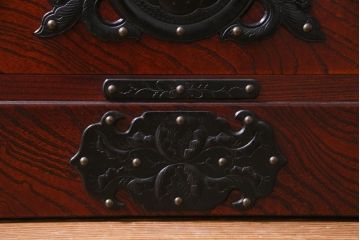 中古　岩谷堂箪笥　400四尺整理白鳥　巾着金具　重厚感と品格を兼ね備えた衣装箪笥(整理ダンス)(定価約48万円)