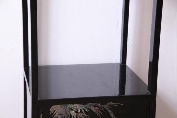 中古　民芸家具　竹と鳥　螺鈿の図柄が目を引く飾り棚(朝鮮棚)(定価約17万円)