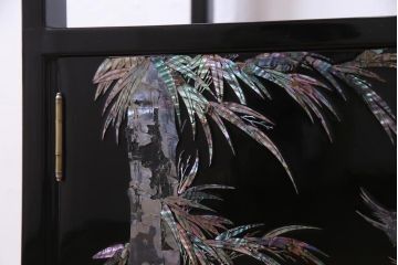 中古　民芸家具　竹と鳥　螺鈿の図柄が目を引く飾り棚(朝鮮棚)(定価約17万円)