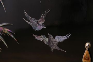 中古　民芸家具　竹と鳥　螺鈿の図柄が目を引く飾り棚(朝鮮棚)(定価約17万円)