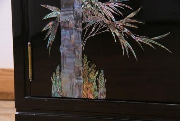 中古　民芸家具　竹と鳥　螺鈿の図柄が目を引く飾り棚(朝鮮棚)(定価約17万円)