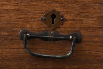 レトロ家具　昭和レトロ　桐材　真鍮金具　櫛型の引手が味のあるシンプルな小引き出し(小物収納)(2)