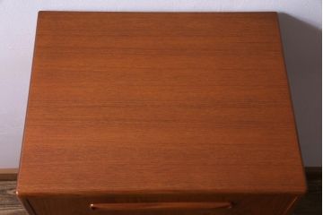 ヴィンテージ家具　北欧ビンテージ　G-PLAN(ジープラン)　取っ手の形が個性的なサイドチェスト(引き出し、ドロワー)