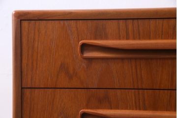 ヴィンテージ家具　北欧ビンテージ　G-PLAN(ジープラン)　取っ手の形が個性的なサイドチェスト(引き出し、ドロワー)