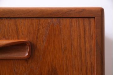 ヴィンテージ家具　北欧ビンテージ　G-PLAN(ジープラン)　取っ手の形が個性的なサイドチェスト(引き出し、ドロワー)