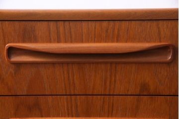 ヴィンテージ家具　北欧ビンテージ　G-PLAN(ジープラン)　取っ手の形が個性的なサイドチェスト(引き出し、ドロワー)