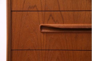 ヴィンテージ家具　北欧ビンテージ　G-PLAN(ジープラン)　取っ手の形が個性的なサイドチェスト(引き出し、ドロワー)
