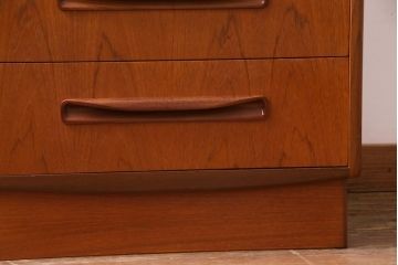ヴィンテージ家具　北欧ビンテージ　G-PLAN(ジープラン)　取っ手の形が個性的なサイドチェスト(引き出し、ドロワー)