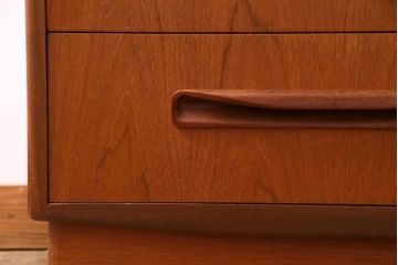 ヴィンテージ家具　北欧ビンテージ　G-PLAN(ジープラン)　取っ手の形が個性的なサイドチェスト(引き出し、ドロワー)