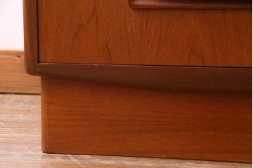 ヴィンテージ家具　北欧ビンテージ　G-PLAN(ジープラン)　取っ手の形が個性的なサイドチェスト(引き出し、ドロワー)