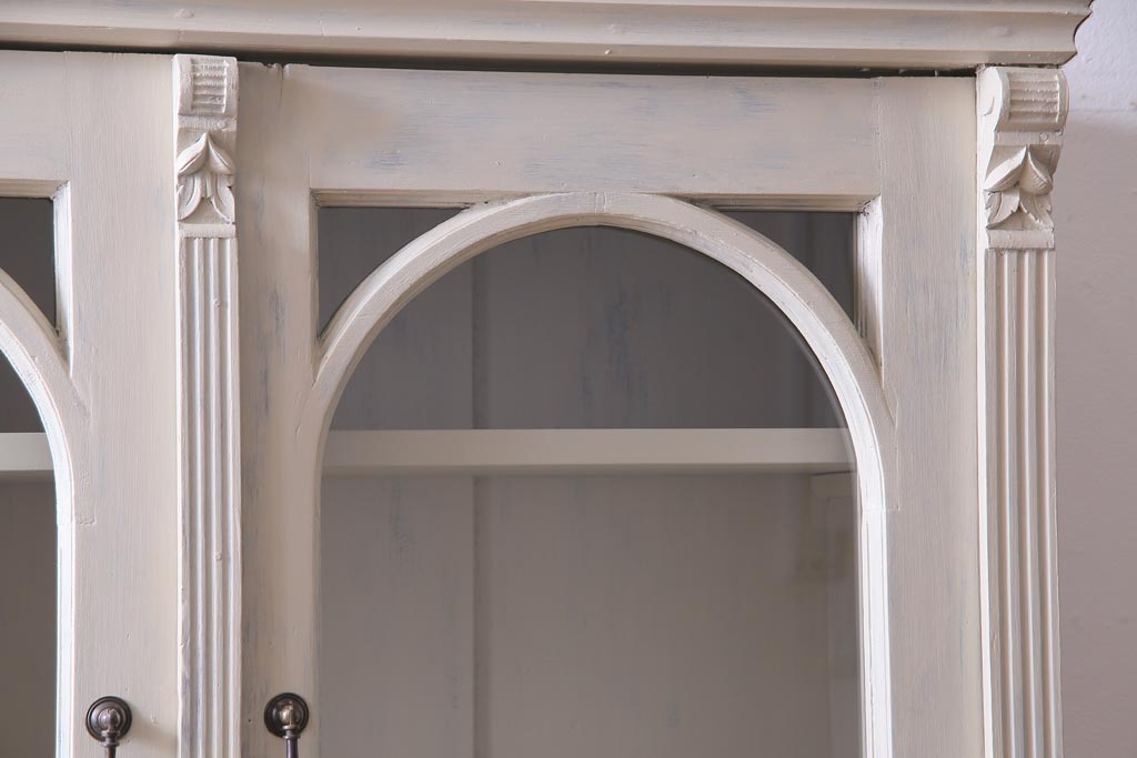 アンティーク家具　フランスアンティーク　扉が個性的なパイン材製のペイント食器棚(収納棚)