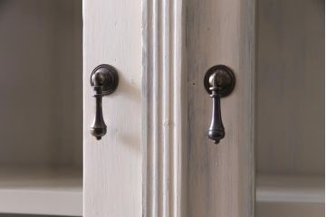 アンティーク家具　フランスアンティーク　扉が個性的なパイン材製のペイント食器棚(収納棚)