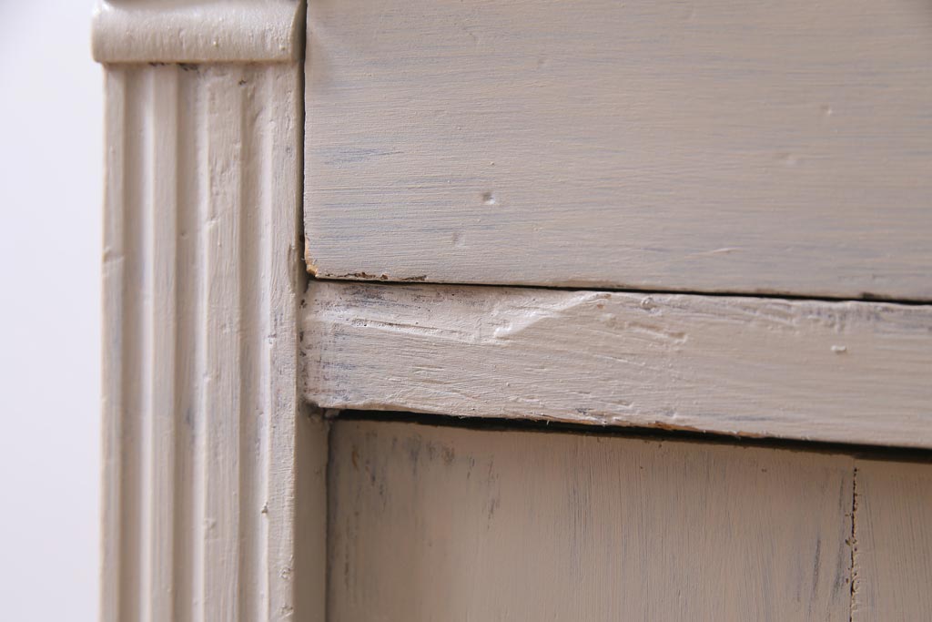 アンティーク家具　フランスアンティーク　扉が個性的なパイン材製のペイント食器棚(収納棚)