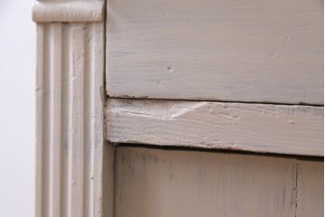 アンティーク家具　フランスアンティーク　扉が個性的なパイン材製のペイント食器棚(収納棚)