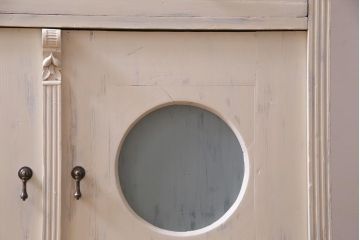 アンティーク家具　フランスアンティーク　扉が個性的なパイン材製のペイント食器棚(収納棚)