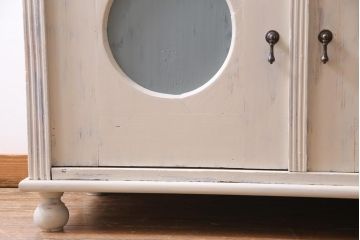 アンティーク家具　フランスアンティーク　扉が個性的なパイン材製のペイント食器棚(収納棚)