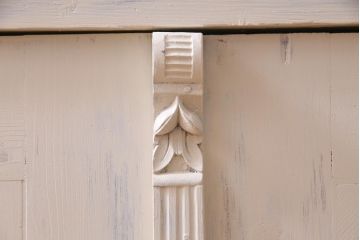 アンティーク家具　フランスアンティーク　扉が個性的なパイン材製のペイント食器棚(収納棚)