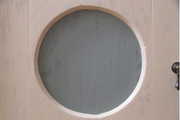 アンティーク家具　フランスアンティーク　扉が個性的なパイン材製のペイント食器棚(収納棚)