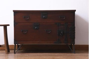 アンティーク家具　和製アンティーク　リメイク　渋い風合いの鉄脚付箪笥リビングボード(ローボード、和タンス)