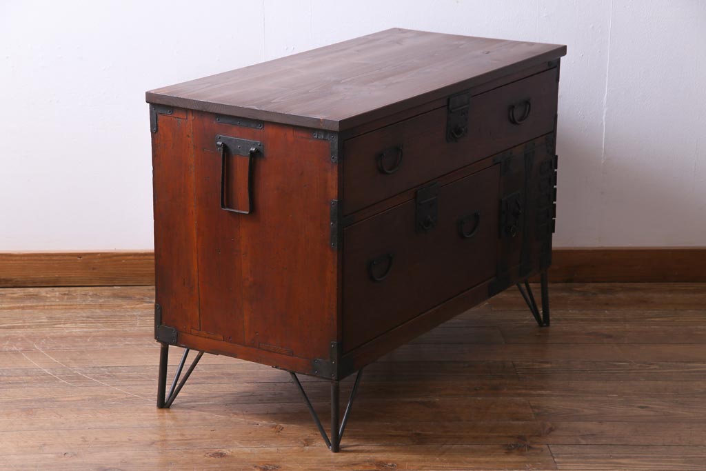アンティーク家具　和製アンティーク　リメイク　渋い風合いの鉄脚付箪笥リビングボード(ローボード、和タンス)