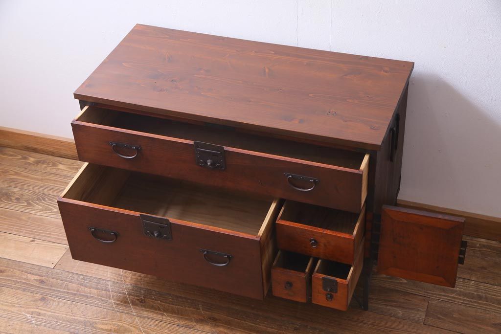 アンティーク家具　和製アンティーク　リメイク　渋い風合いの鉄脚付箪笥リビングボード(ローボード、和タンス)