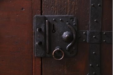 アンティーク家具　和製アンティーク　リメイク　渋い風合いの鉄脚付箪笥リビングボード(ローボード、和タンス)