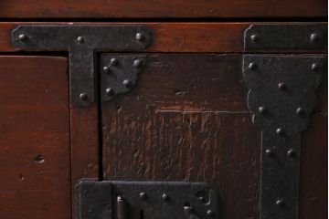 アンティーク家具　和製アンティーク　リメイク　渋い風合いの鉄脚付箪笥リビングボード(ローボード、和タンス)