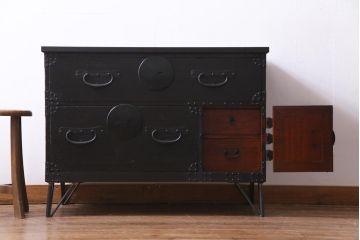 アンティーク家具　明治期　鉄脚リメイク　インダストリアルな雰囲気漂う箪笥ローボード(リビングボード、チェスト)です。