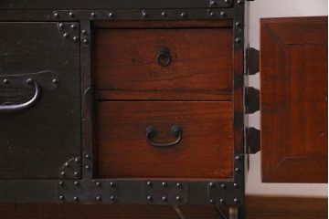 アンティーク家具　明治期　鉄脚リメイク　インダストリアルな雰囲気漂う箪笥ローボード(リビングボード、チェスト)です。