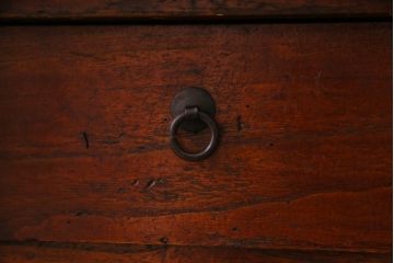 アンティーク家具　明治期　鉄脚リメイク　インダストリアルな雰囲気漂う箪笥ローボード(リビングボード、チェスト)です。