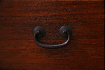 アンティーク家具　明治期　鉄脚リメイク　インダストリアルな雰囲気漂う箪笥ローボード(リビングボード、チェスト)です。