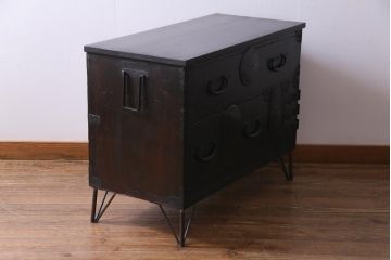 アンティーク家具　明治期　鉄脚リメイク　インダストリアルな雰囲気漂う箪笥ローボード(リビングボード、チェスト)です。