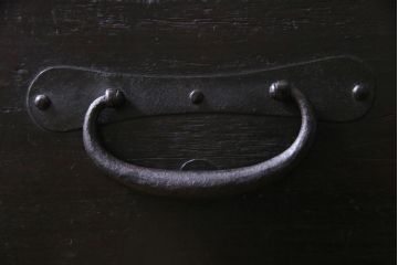 アンティーク家具　明治期　鉄脚リメイク　インダストリアルな雰囲気漂う箪笥ローボード(リビングボード、チェスト)です。