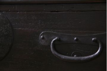 アンティーク家具　明治期　鉄脚リメイク　インダストリアルな雰囲気漂う箪笥ローボード(リビングボード、チェスト)です。